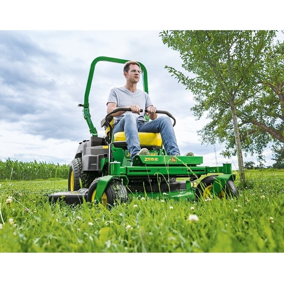 John Deere Z515E nulinio apsisukimo traktorius 1 John Deere Z515E nulinio apsisukimo traktorius 1